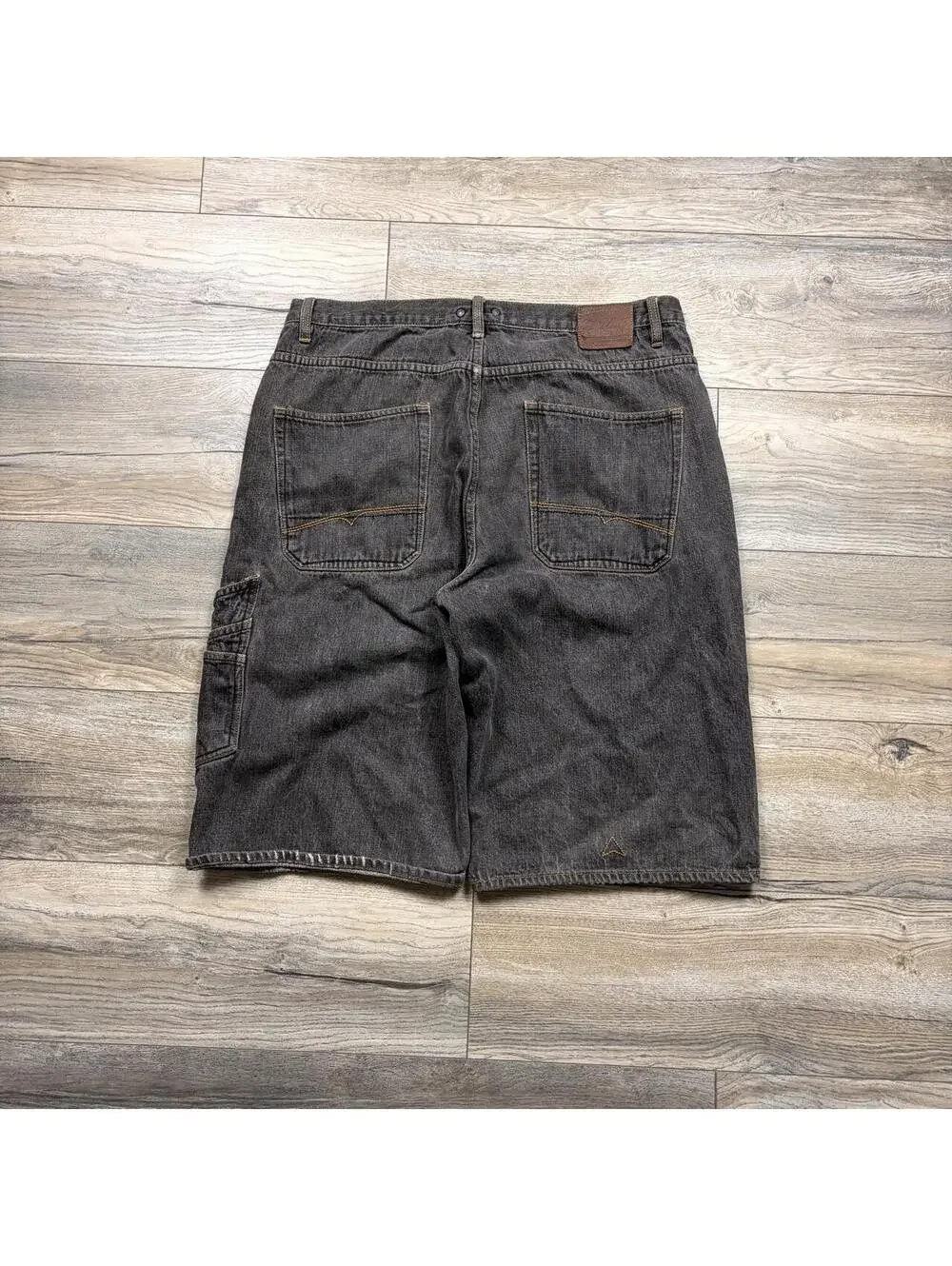 Description:Y2K G-unit dark wash baggy jorts, really good details and fit.
